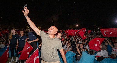 Başkan Soyer “Sultanların” zaferini gençlerle izledi