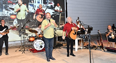 Çiğli’de Zafer Coşkusu Yeni Türkü ile Kutlandı