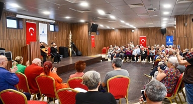 Huzurevinde Bedia Akartürk konseri