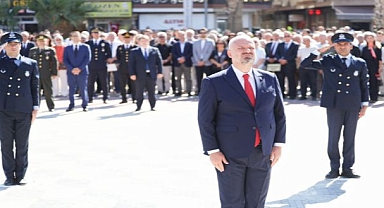 Geçit törenine yoğun katılım