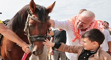 Türkiye'nin şampiyon atları Menemen'de yarıştı