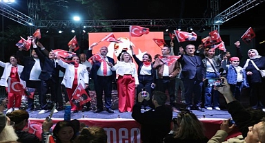 Menemen'de binler, Cumhuriyet sevgisiyle yürüdü