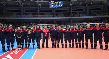 Voleybolun yıldızlarından İzmir İtfaiyesi’ne teşekkür