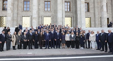 CHP Genel Başkanı Özgür Özel’den İzmir Örgütüne Gençlik Övgüsü