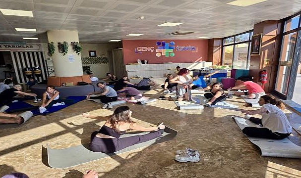 İzmirli gençler için yoga saati