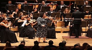 İzmir Oda Orkestrası, dünyaca ünlü keman sanatçısı Küden ile aynı sahnede