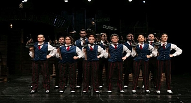 İzmir Şehir Tiyatroları’ndan görkemli prömiyer