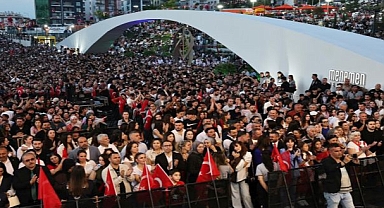 Menemen'de muhteşem gece! On binler buluştu...